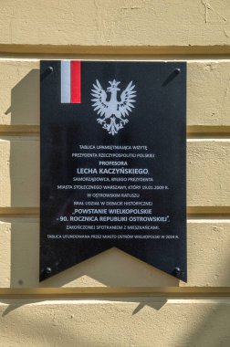 Ostrow Wielkopolski, Polonya - 3 Mayıs 2025: Lech Kaczynski 'nin ziyaretinin plaket anıları.