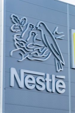 Kalisz, Polonya - 4 Mayıs 2025: Logo ve Nestle işareti.