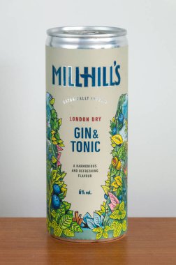 Pruszcz Gdanski, Polonya - 17 Mayıs 2025: Millhill 'in Londra' daki sek cin toniği.