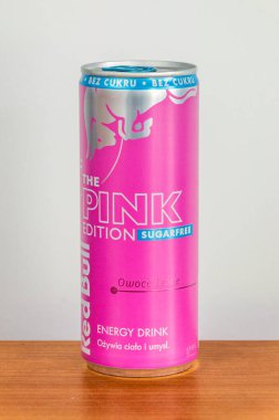 Pruszcz Gdanski, Polonya - 17 Mayıs 2025: Pembe baskı şekersiz orman meyveleri.