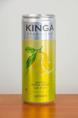 Pruszcz Gdanski, Polonya - 19 Mayıs 2025: Limon suyuyla köpüklü Kinga Sparclino içeceği.