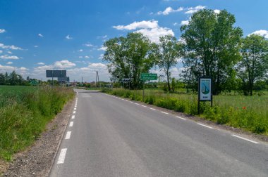 Zimna Wodka, Polonya - 24 Mayıs 2025: Zimna Votkasına Giriş (Soğuk Votka) köyü.