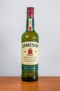Pruszcz Gdanski, Polonya - 5 Haziran 2025: Bir şişe Jameson üçlü damıtılmış İrlanda viskisi.