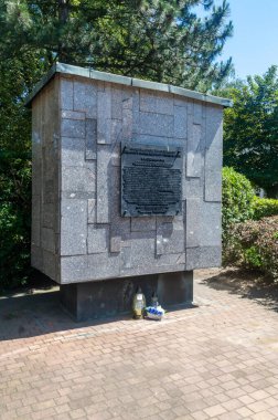 Wielun, Polonya - 14 Haziran 2025: Wielun bölgesinde vatanlarını korurken ölen ve öldürülen öğretmenlerin anısına dikilen anıt.