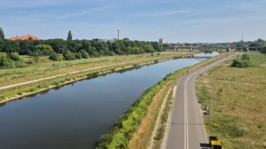 Poznan, Polonya - 22 Haziran 2025: Yazın Warta Nehri.