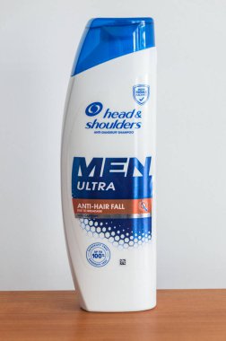 Pruszcz Gdanski, Polonya - 28 Haziran 2025: Baş ve Omuz kepek önleyici şampuan. Erkekler aşırı derecede saç önleyici şampuanla düşerler..