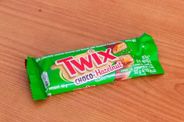 Pruszcz Gdanski, Polonya - 29 Haziran 2025: Fındık aromalı Twix sütlü çikolata kaplı karamel ve bisküvi.