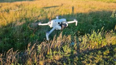 Bedzieszyn, Polonya - 19 Temmuz 2025: DJI Mini 4 Pro ağır çekimde süzülüyor.