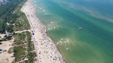 Wladyslawowo, Polonya - 20 Temmuz 2025: Baltık Denizi 'ndeki kalabalık plajda hava manzarası.