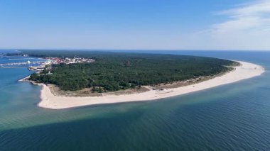 Polonya 'daki Hel Yarımadası' nın sonunda ve sahilde hava manzarası.