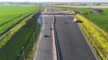 Rusocin, Polonya - 19 Temmuz 2025: A1 otobanındaki paralı otoyol üzerindeki hava görüntüsü Amber One.