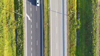 Rusocin, Polonya - 19 Temmuz 2025: Ağır çekimde otoyoldaki arabaların yukarıdan aşağı bakışı.