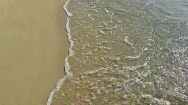 Sahildeki deniz dalgalarına bak..