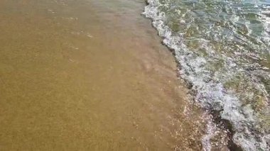 Ağır çekimde sahilde dalgalar deniz.