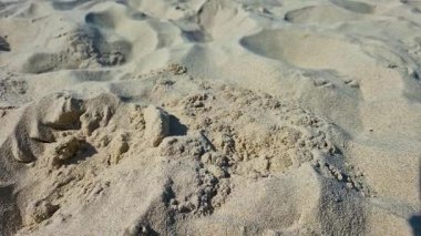 Kumsala yavaş çekimde kum düşüyor..