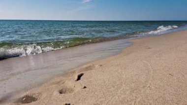 Deniz kıyısında dalgalar ağır çekimde.