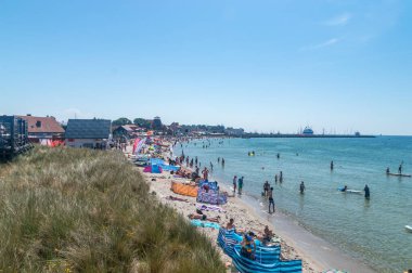 Hel, Polonya - 20 Temmuz 2025: Kum Sahili ve Hel Limanı.