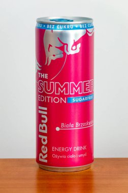 Pruszcz Gdanski, Polonya - 21 Temmuz 2025: Yazın üretilen şekersiz beyaz şeftali tadı.