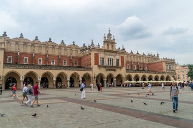 Krakow, Polonya - 26 Temmuz 2025: Krakow Kuaför Salonu (Lehçe: Sukiennice) bulutlu bir günde.