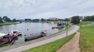 Krakow, Polonya - 26 Temmuz 2025: Vistula Nehri ve Vistula Czerwienski Bulvarı Krakow 'da.