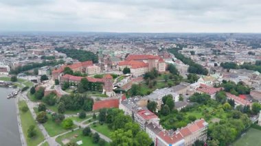 Krakow, Polonya - 27 Temmuz 2025: Bulutlu bir günde Wawel Kraliyet Kalesi kompleksinde hava görüntüsü.