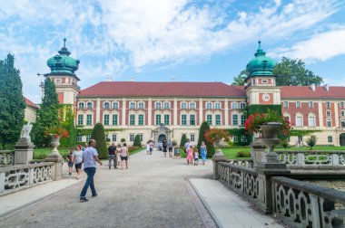 Lancut, Polonya - 10 Ağustos 2025 Lancut Kalesi cephesi.