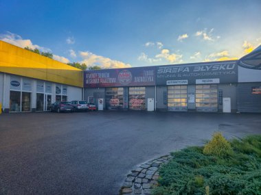 Koscierzyna, Polonya - 25 Ağustos 2025: M4K Otomobil Tamirhanesi.