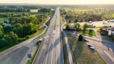 Olszyna, Polonya - 9 Ağustos 2025: Polonya-Almanya sınırının hava görüntüsü gün batımında geçici sınır kontrolleri sırasında.
