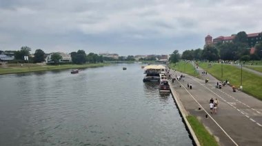 Krakow, Polonya - 27 Temmuz 2025: Bulutlu bir günde Krakow Vistula Nehri.