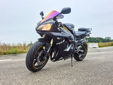 Bedzieszyn, Polonya - 14 Eylül 2025: Yamaha YZF-R1 (RN09).