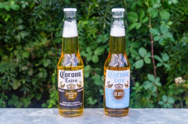 Heiligenroth, Almanya - 27 Eylül 2025: Corona Extra ve Corona Cero biraları.