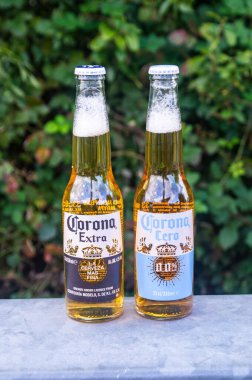 Heiligenroth, Almanya - 27 Eylül 2025: Corona Extra ve Corona Cero birası.
