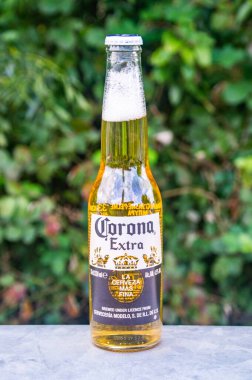 Heiligenroth, Almanya - 27 Eylül 2025: Corona Extra bira.