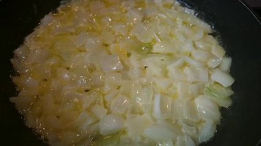 Yavaş çekimde tereyağında doğranmış soğan kızartıyorum..