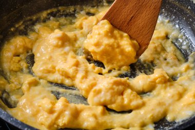 Tavada çırpılmış yumurta hazırlıyorum.