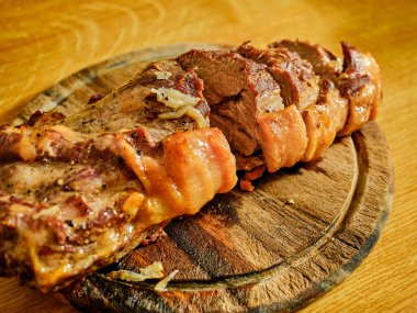 Lezzetli kızarmış domuz eti.