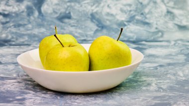 Lezzetli yeşil elma meyvesi beyaz kasede durgun hayat