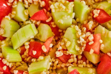 Salatalıklı ve domatesli lezzetli bulgur salatası.