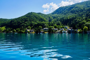 Avusturya 'daki Attersee gölünün kıyısına bak.