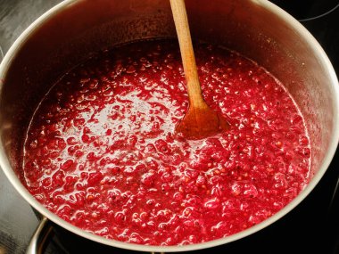 Ev yapımı reçel pişirme kabında frenk üzümü pişiriyorum.