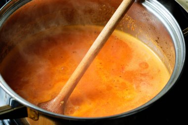 Karışık domates çorbası pişirme kabında ev yapımı çorba.