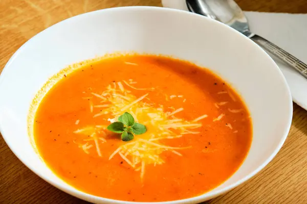Sup Tomat Buatan Sendiri Lezat Piring Putih Dengan Keju Dan Stok Foto