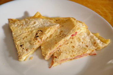 Peynirli ve jambonlu leziz quesadlila.
