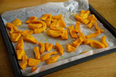 Lezzetli dilimlenmiş hokkaido kabağı.