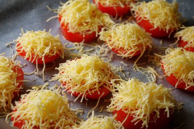 Fırından önce peynirli aperatifle domates hazırlıyorum.