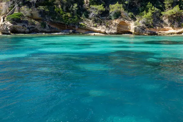 Güzel mavi deniz ve Mayorka adasının güney kıyısı, İspanya