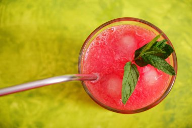 Taze kırmızı karpuz. Bardakta, üst manzaralı.