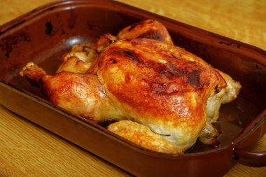 Ahşap masada tavuklu kızartma.