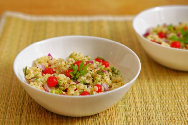 Lezzetli bulgur salatası, domatesli, maydanozlu ve kırmızı soğanlı.