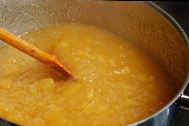 Pişirme kabında kaynamış elma ev yapımı reçel